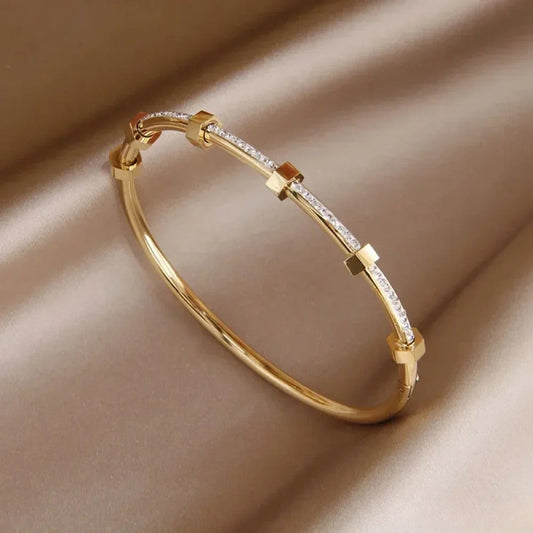 Elegancka Złota Bransoletka w Lekkim Designie