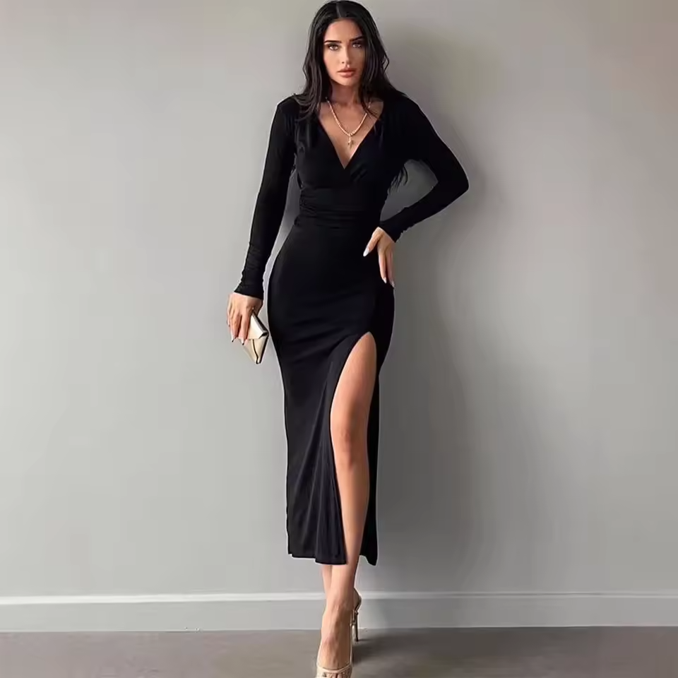 Elegancka damska sukienka bodycon z dekoltem w serek i plisowaniem