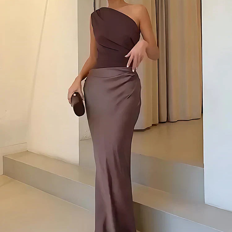 Sukienka Maxi z Odkrytym Ramieniem – Satynowa Elegancja na Wyjątkowe Okazje