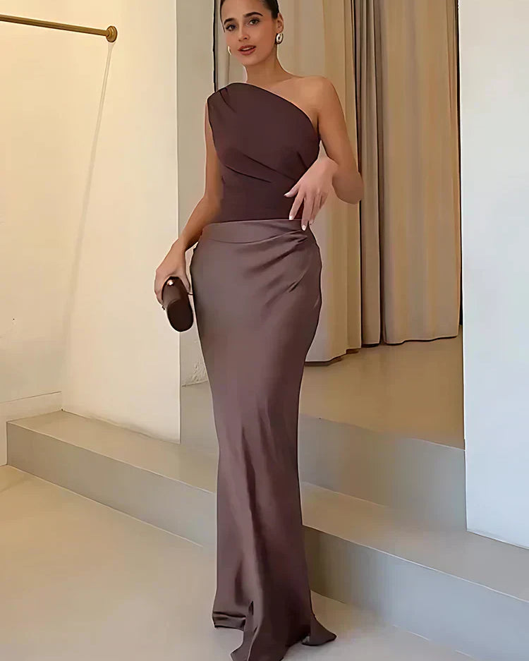 Sukienka Maxi z Odkrytym Ramieniem – Satynowa Elegancja na Wyjątkowe Okazje
