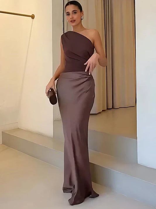 Sukienka Maxi z Odkrytym Ramieniem – Satynowa Elegancja na Wyjątkowe Okazje