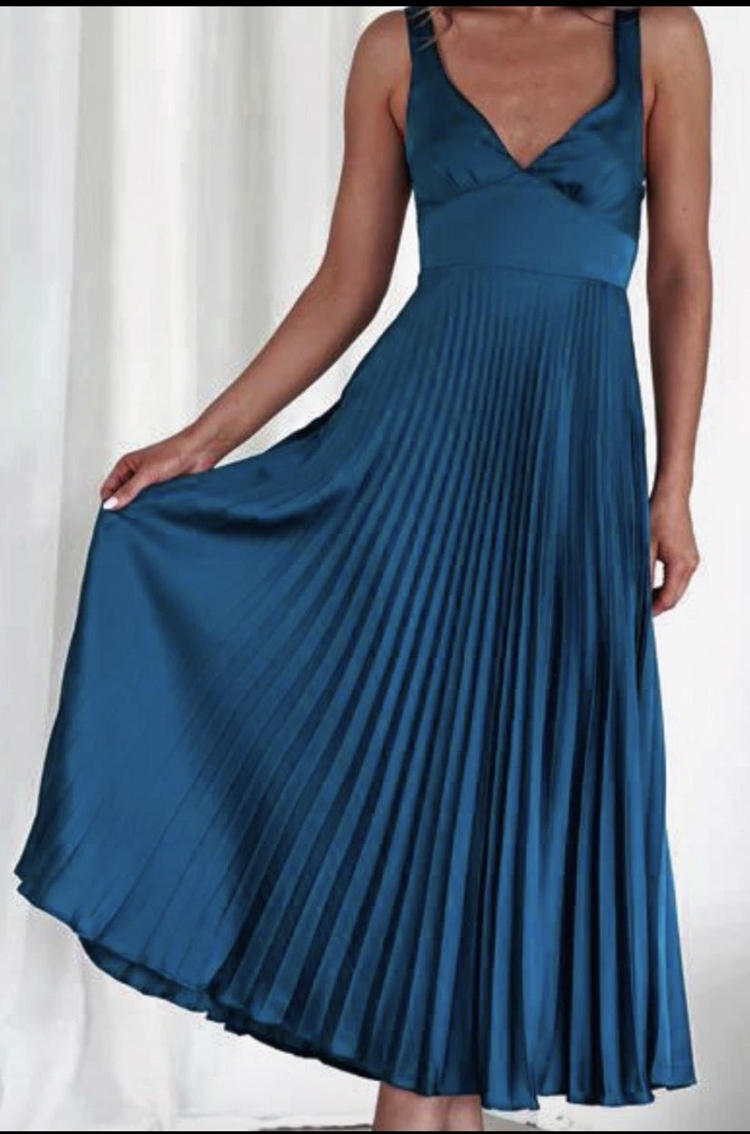 Fern – Elegancka Sukienka Maxi z Płynącą Spódnicą i Dekoltem V