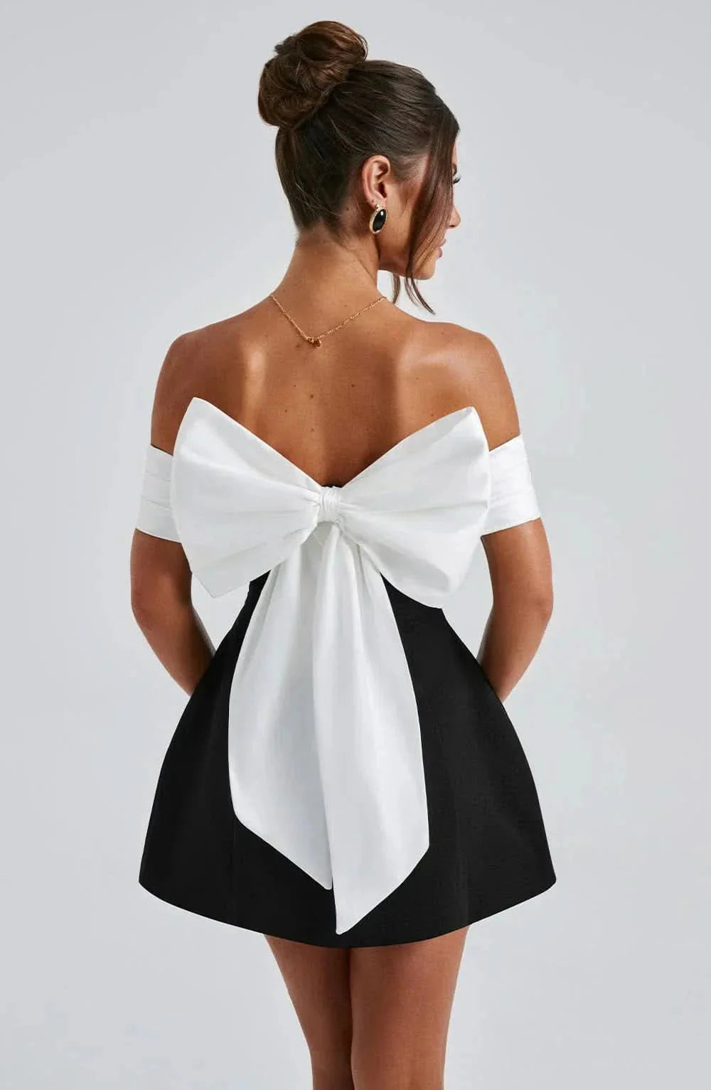 Sukienka Mini Demi Bow – Kobiecość z Charakterem