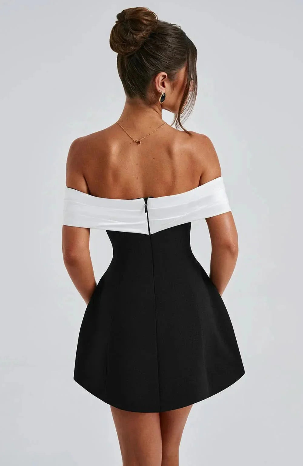 Sukienka Mini Demi Bow – Kobiecość z Charakterem
