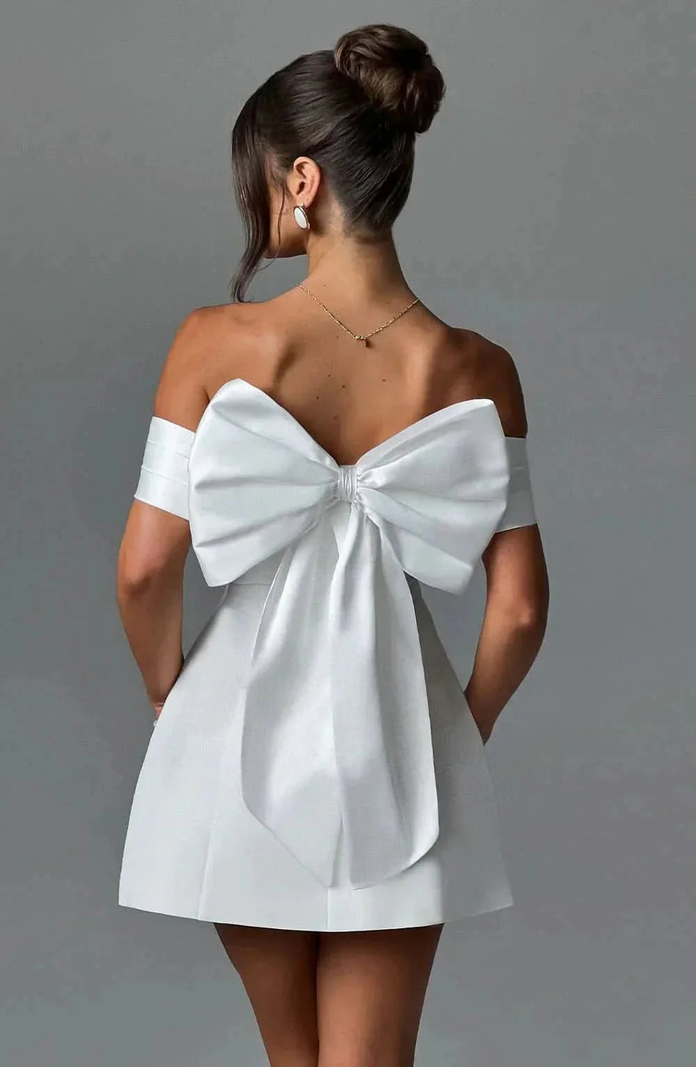 Sukienka Mini Demi Bow – Kobiecość z Charakterem